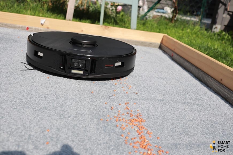 Во время испытаний Roborock S7 MaxV Ultra убирает чечевицу с ковра